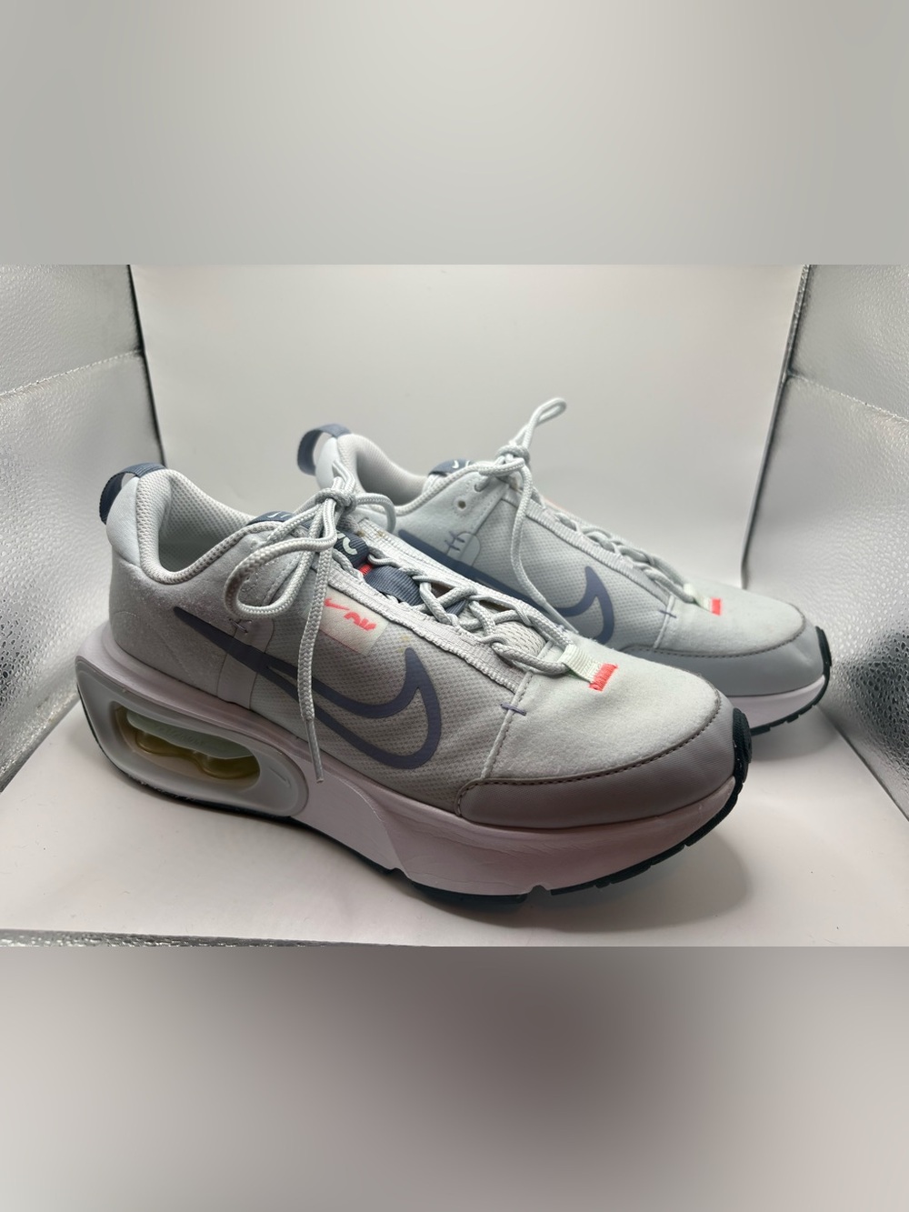 Nike Air Max Gray/White Interlock Lightweight Sneaker Women’s Size 8 DQ2904-400 - Picture 1 of 13